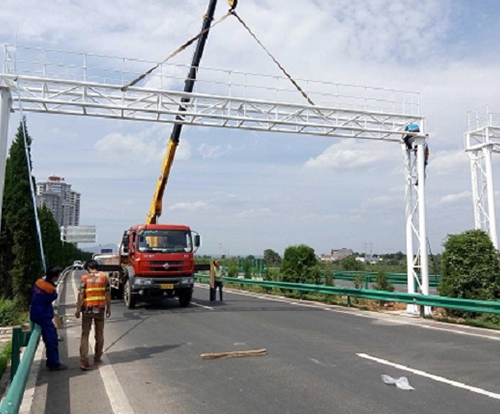 公路龙门架可以限制车身的高度和司机可以行驶的速度